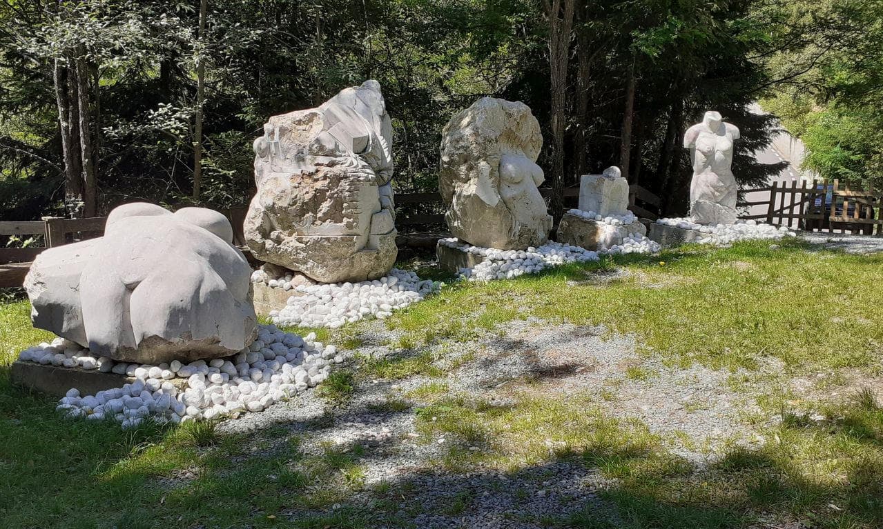 Gâf place sculptures