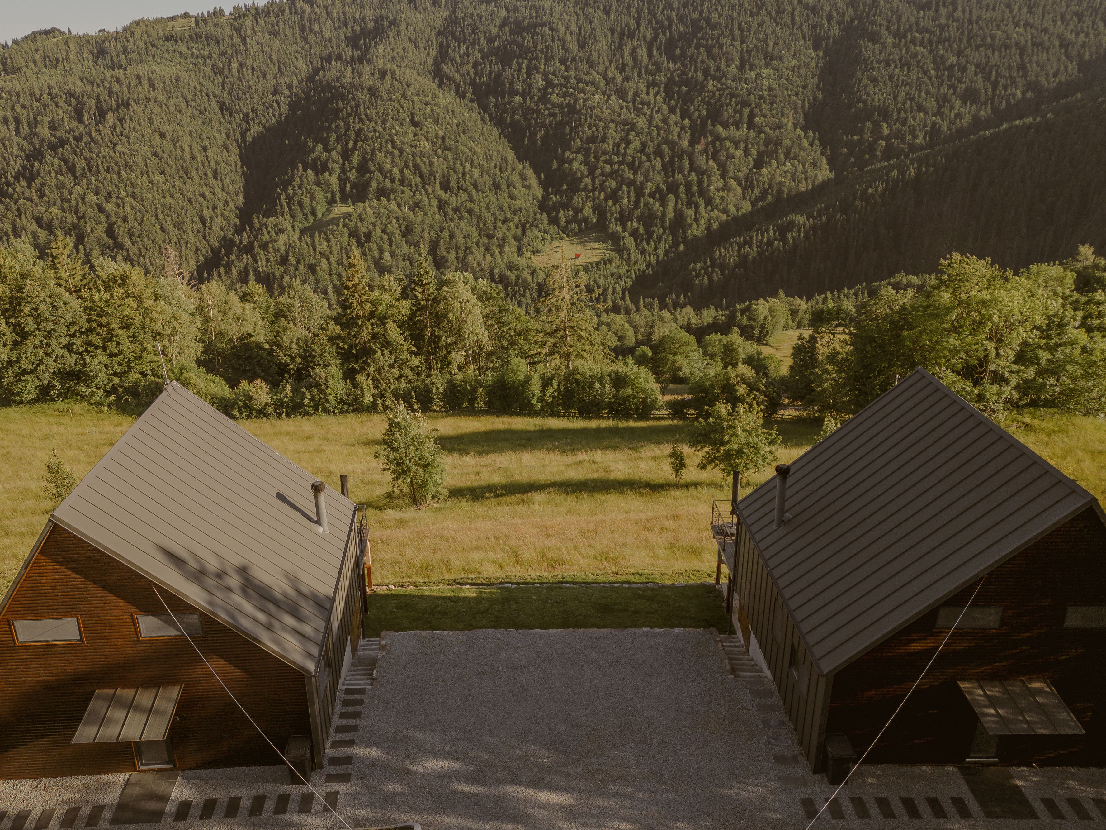 Vedere de ansamblu ambele cabane Karstic
